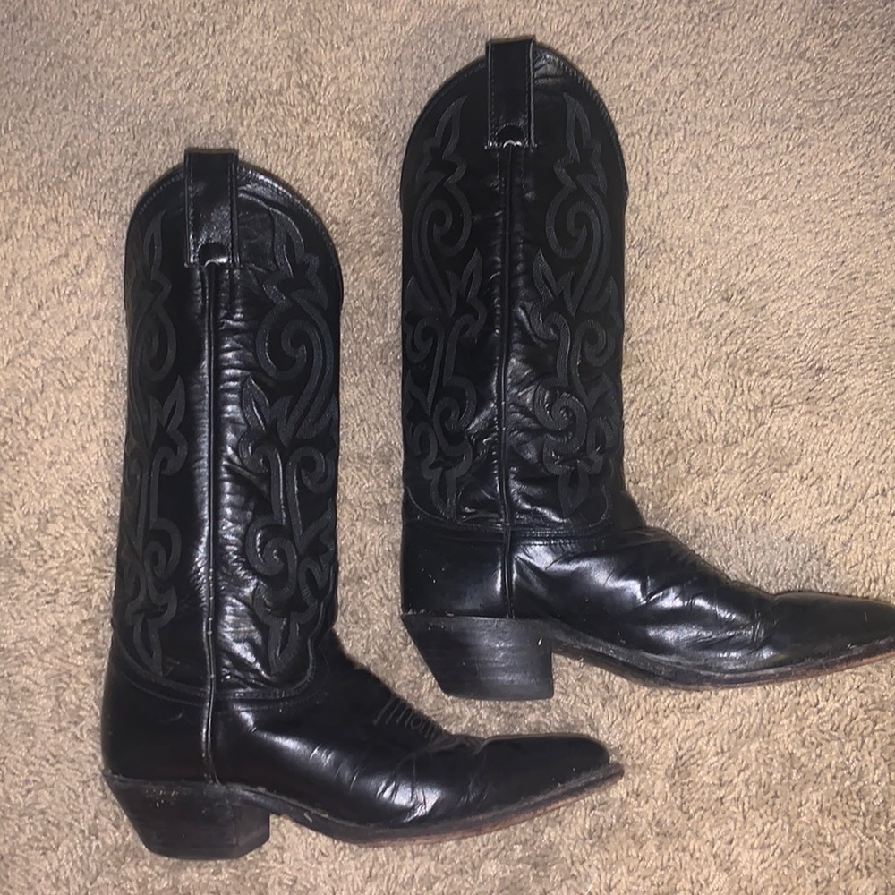 Justin’s size 7 black cowboy boots